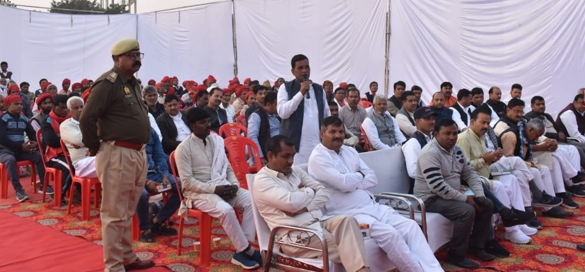 बागपत पुलिस लाइन में एसपी से समस्या रखते प्रधान बागपत पुलिस लाइन में एसपी से समस्या रखते प्रधान