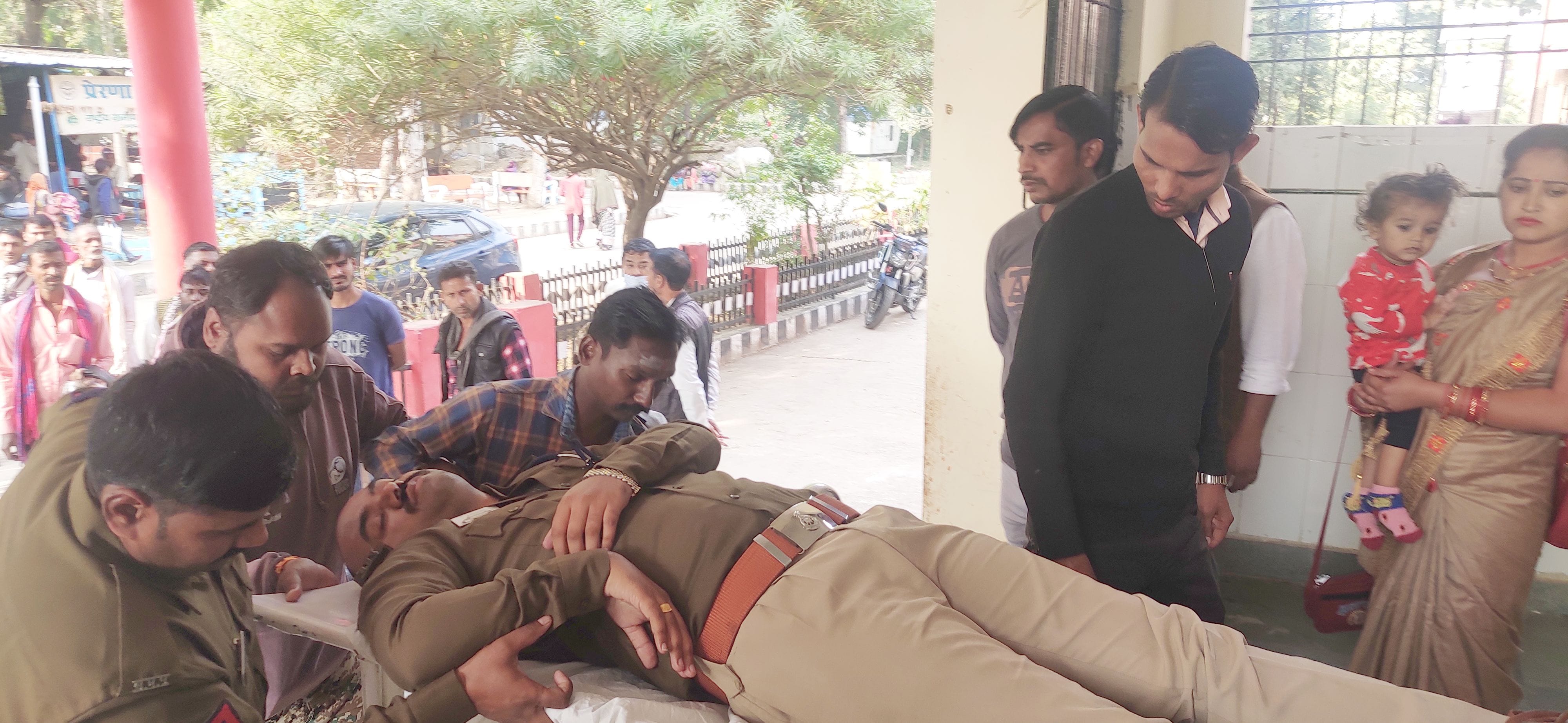 फोटो-5- चित्रकूट जिला अस्पताल में एसडीओपी आशीष जैन को भर्ती करने के लिए स्ट्रेचर से अंदर ले जाते पु फोटो-5- चित्रकूट जिला अस्पताल में एसडीओपी आशीष जैन को भर्ती करने के लिए स्ट्रेचर से अंदर ले जाते पु