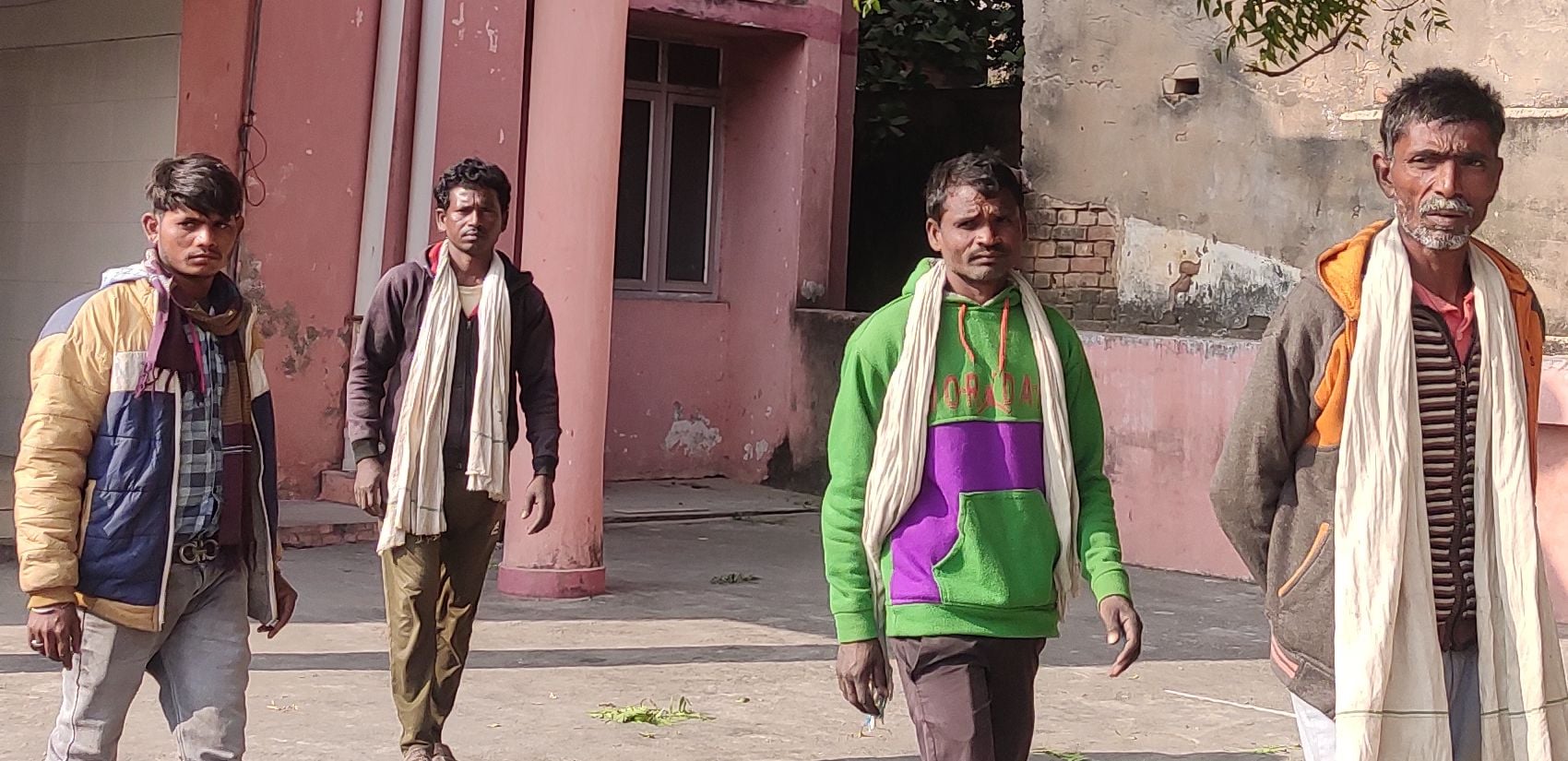 फोटो- 6- घटना के दौरान मौजूद गमगीन परिजन। संवाद
