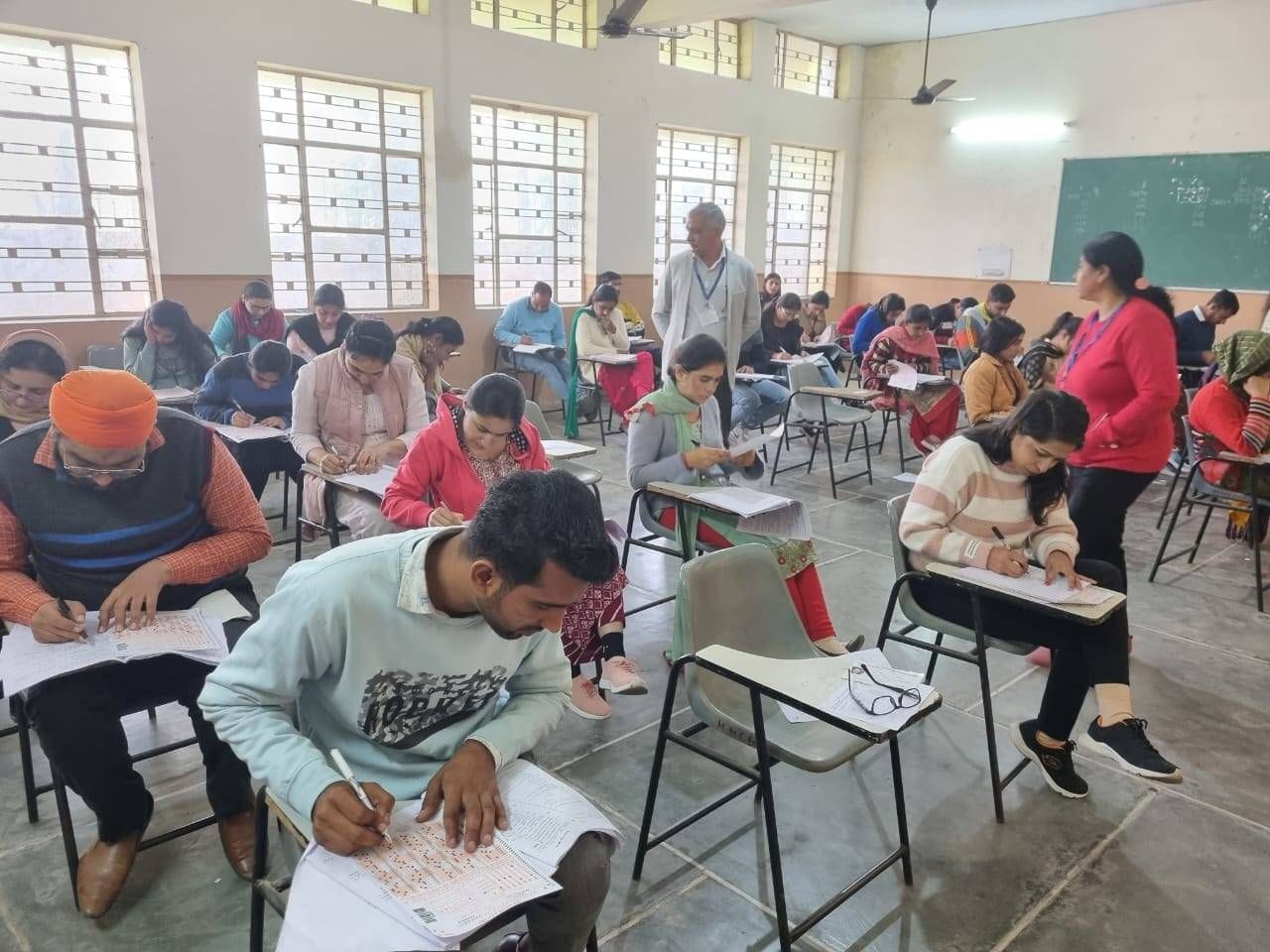 फतेहाबाद में एचटेट की परीक्षा देते हुए अभ्यर्थी।