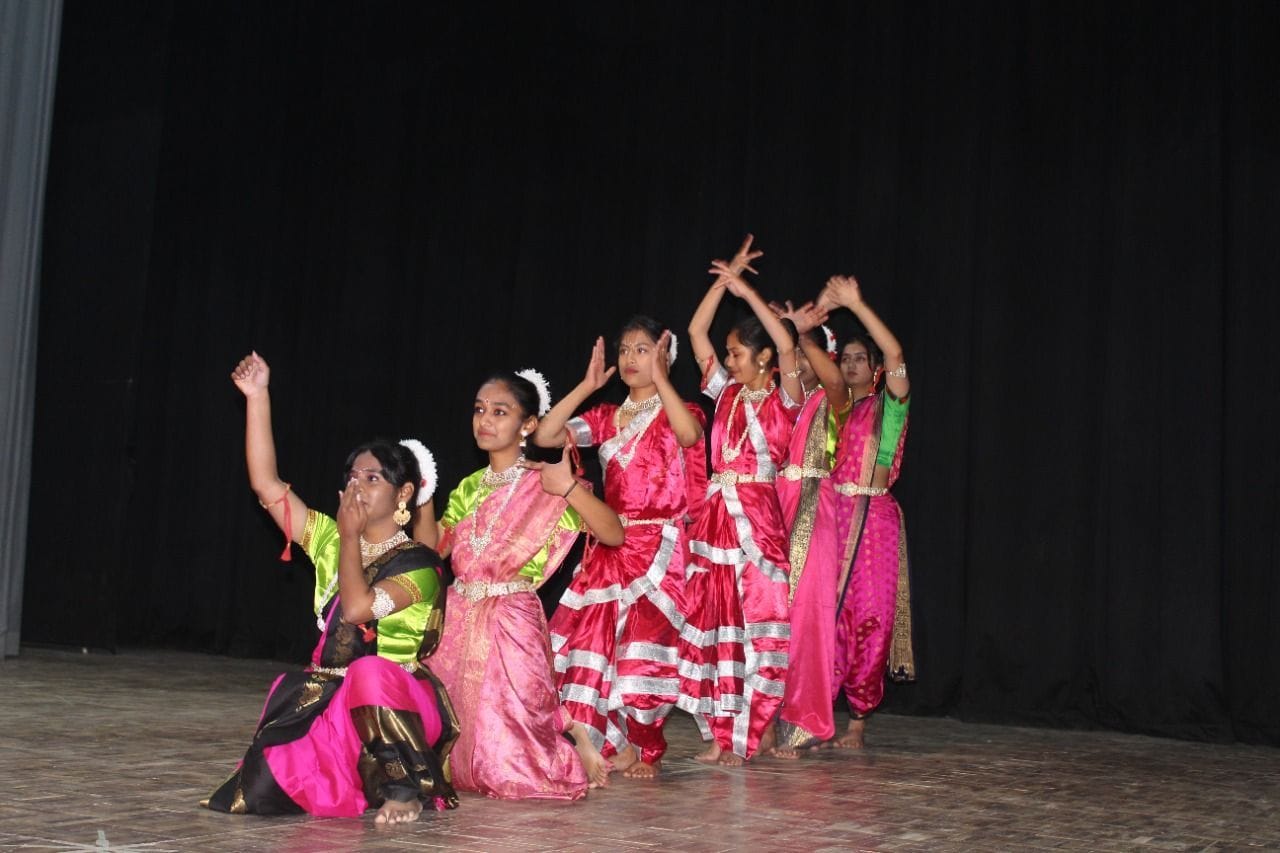 जीडी बिरला स्कूल में आयोजित परपंरा में नृत्य पेश करतीं छात्राएं। संवाद जीडी बिरला स्कूल में आयोजित परपंरा में नृत्य पेश करतीं छात्राएं। संवाद