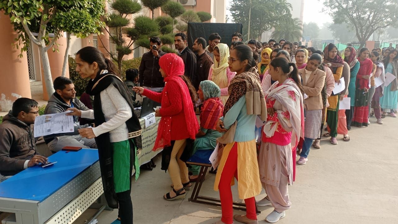 परीक्षा सेंटर पर जांच के लिए अभ्यर्थियों की लगी लाइन। संवाद परीक्षा सेंटर पर जांच के लिए अभ्यर्थियों की लगी लाइन। संवाद