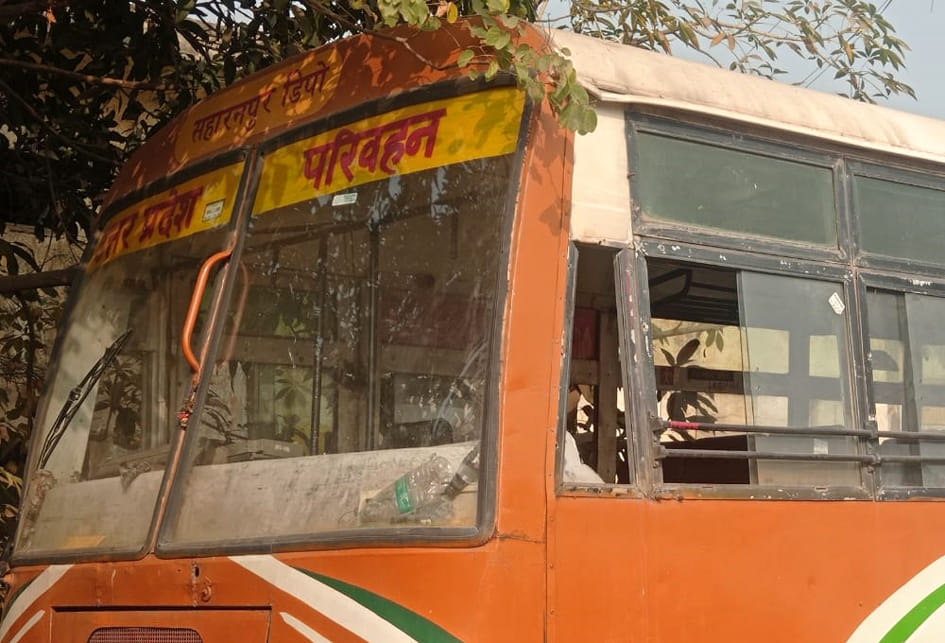 रोडवेज बस का टूटा शीशा रोडवेज बस का टूटा शीशा
