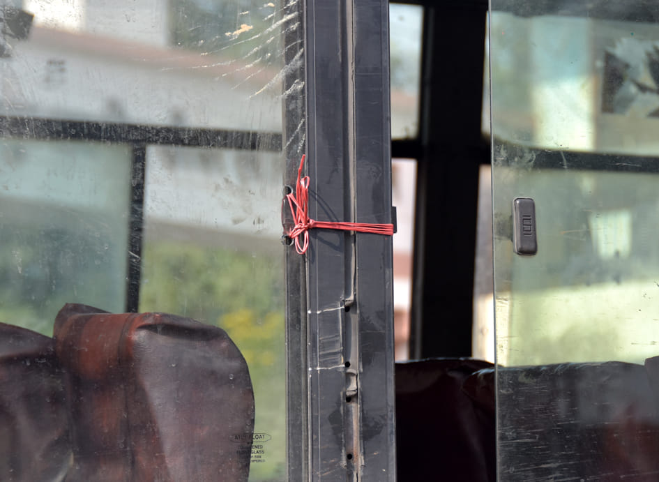 रस्सी से बंधा हुआ खिड़की का शीशा रस्सी से बंधा हुआ खिड़की का शीशा