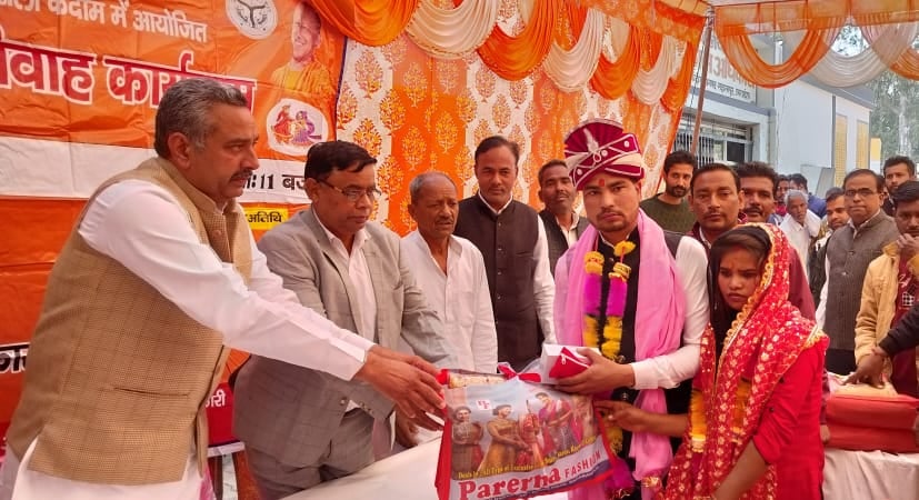 साढौली कदीम में वर वधु को उपहार भेंट करते ब्लाक प्रमुख विश्वास चौधरी