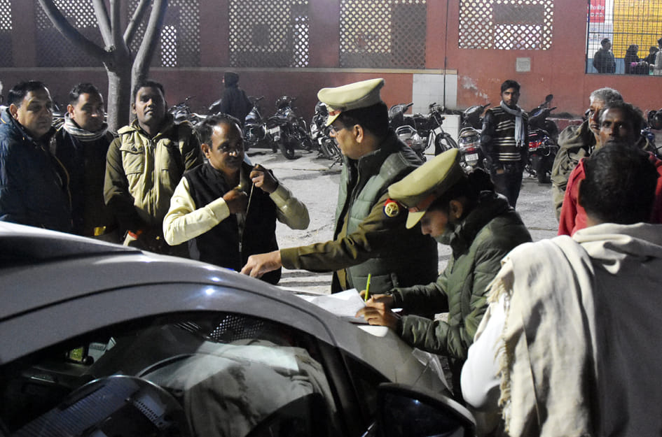 सहारनपुर के गंगोह रोड सड़क हादसे में तीन लोगो की मौत के बाद जिला अस्पताल में जानकारी लेती पुलिस सहारनपुर के गंगोह रोड सड़क हादसे में तीन लोगो की मौत के बाद जिला अस्पताल में जानकारी लेती पुलिस