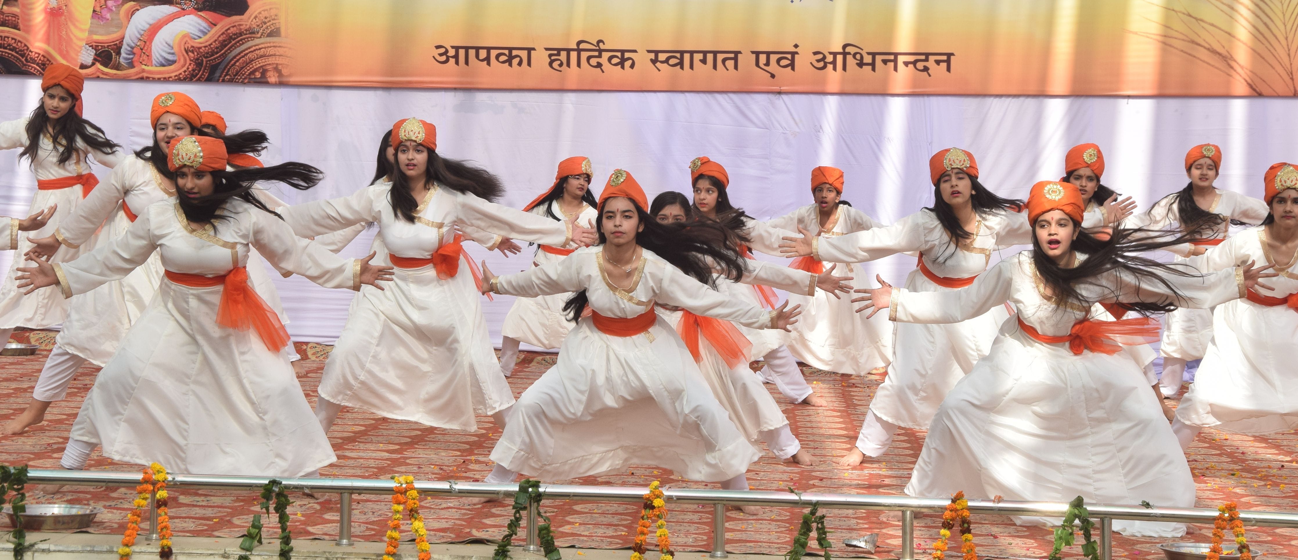 सांस्कृतिक कार्यक्रम में समूह नृत्य प्रस्तुत करतीं छात्राएं। अमर उजाला सांस्कृतिक कार्यक्रम में समूह नृत्य प्रस्तुत करतीं छात्राएं। अमर उजाला