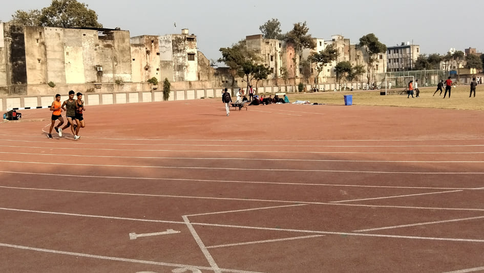 स्टेडियम में अभ्यास करते खिलाड़ी