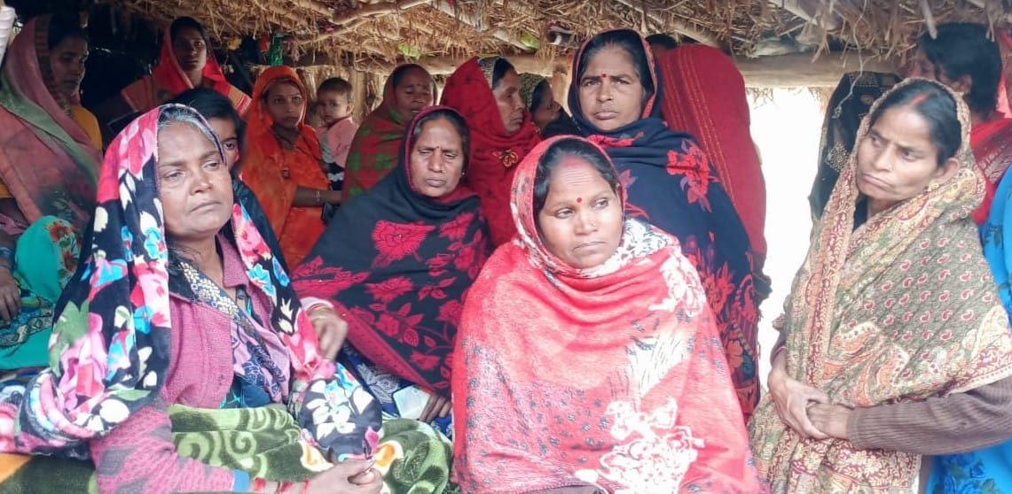 शाहगंज में मृतक हीरालाल के रोते बिलखते परिलन। संवाद शाहगंज में मृतक हीरालाल के रोते बिलखते परिलन। संवाद
