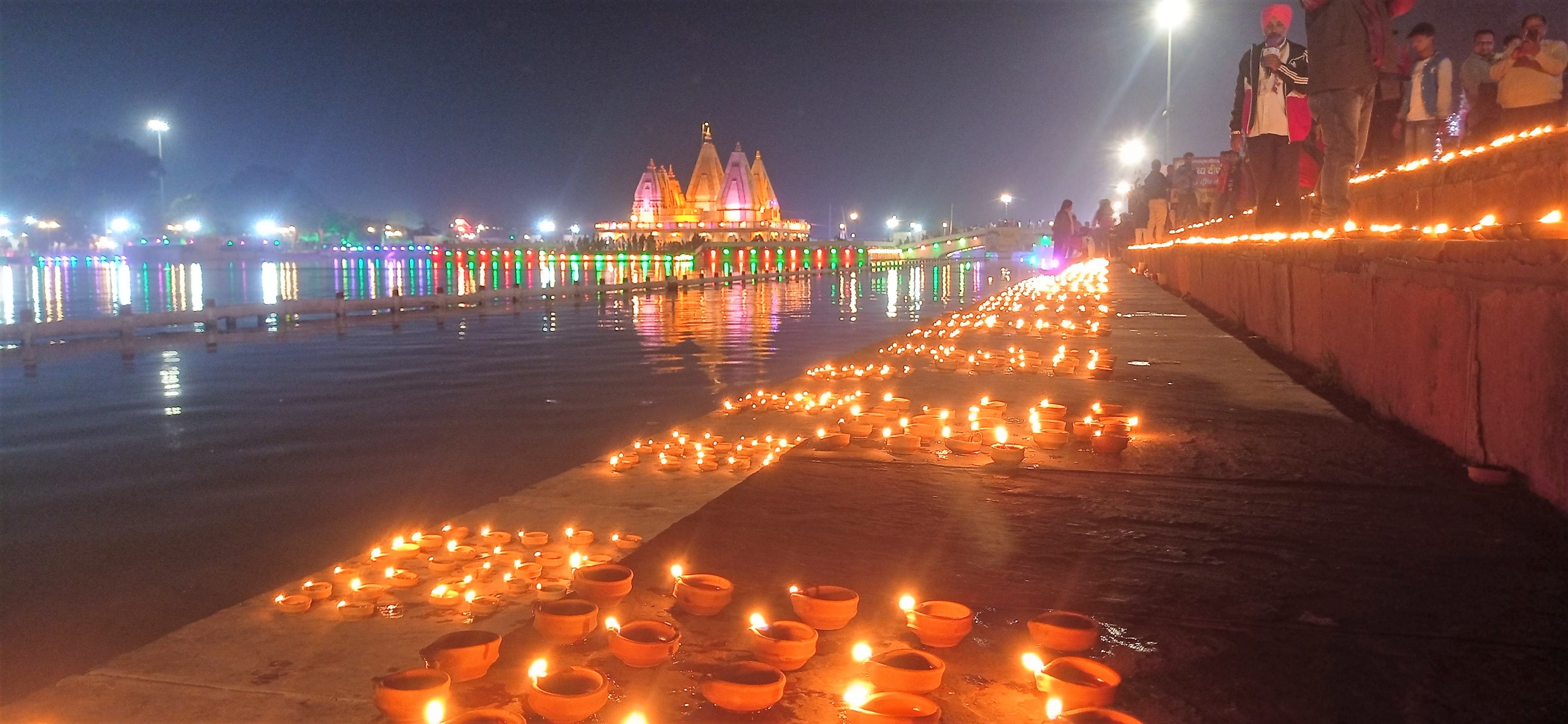  अंत राष्ट्रीय गीता जयंती के समापन पर दीयों से जगमग ब्रह्मसरोवर।  संवाद