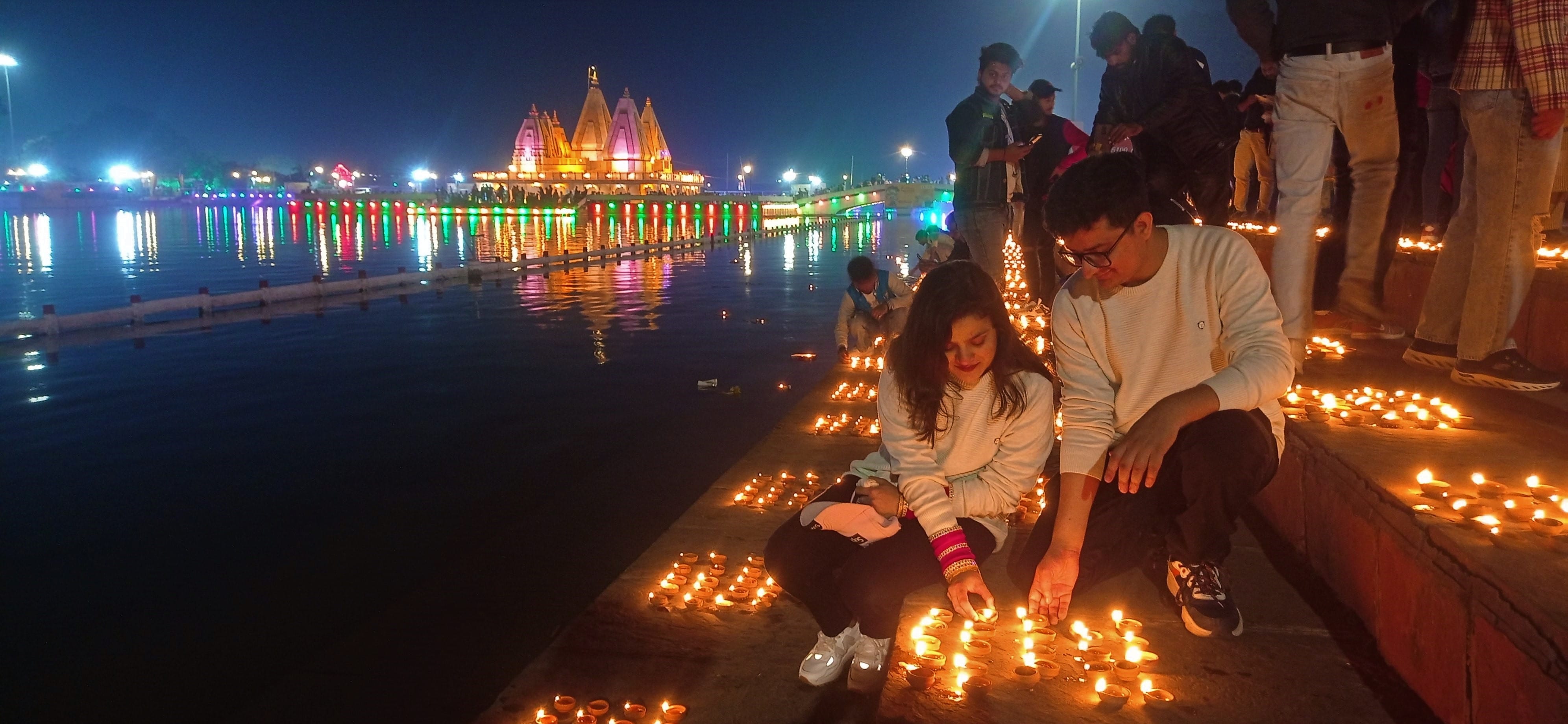  अंतरराष्ट्रीय गीता जयंती के समापन पर ब्रह्मसरोवर पर दीये जलाते पर्यटक।  संवाद