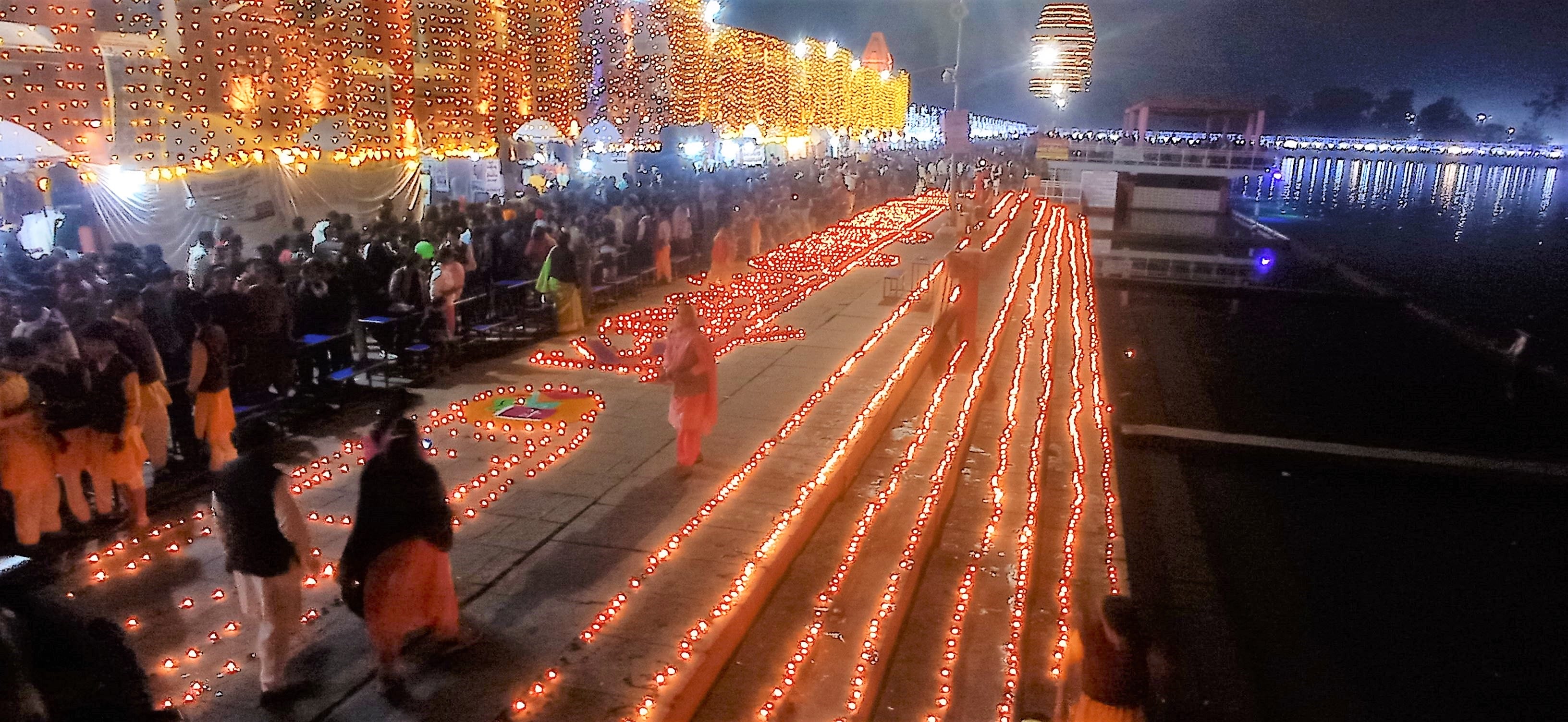  अंतरराष्ट्रीय गीता जयंती के समापन पर ब्रह्मसरोवर पर दीये जलाते सामाजिक संस्थाओं के लोग।  संवाद