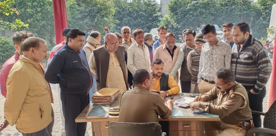 बागपत : बड़ौत कोतवाली में तहरीर देकर कार्रवाई की मांग करते रौनक के परिजन और व्यापारी। बागपत : बड़ौत कोतवाली में तहरीर देकर कार्रवाई की मांग करते रौनक के परिजन और व्यापारी।