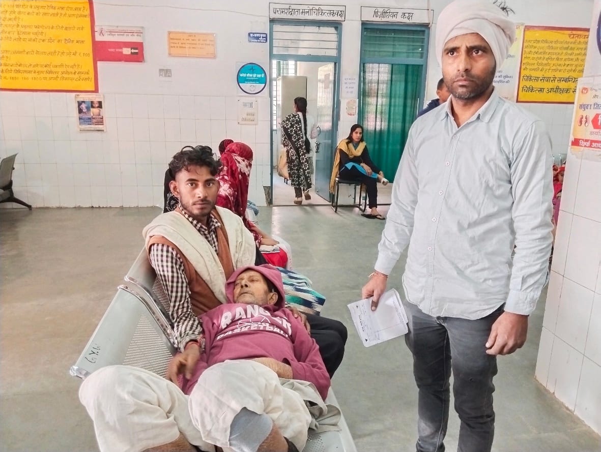 बागपत जिला अस्पताल में चिकित्सक के इंतजार में पिता को लेकर बैठे रंछाड निवासी युवक बागपत जिला अस्पताल में चिकित्सक के इंतजार में पिता को लेकर बैठे रंछाड निवासी युवक
