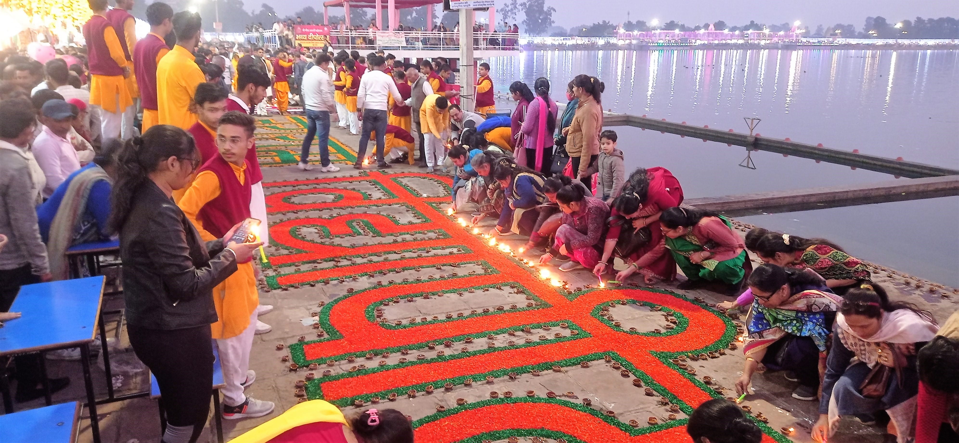   ब्रह्मसरोवर पर दीये लगाते लोग। संवाद