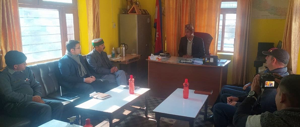 नेपाल दार्चूला कार्यालय में नेपाल के सीडीओ दिर्घराज उपाध्याय सहित अन्य अधिकारियों के साथ बैठक क नेपाल दार्चूला कार्यालय में नेपाल के सीडीओ दिर्घराज उपाध्याय सहित अन्य अधिकारियों के साथ बैठक क