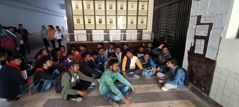 रामनगर महाविद्यालय में तालाबंदी कर धरने पर बैठे एबीवीपी के छात्र। रामनगर महाविद्यालय में तालाबंदी कर धरने पर बैठे एबीवीपी के छात्र।
