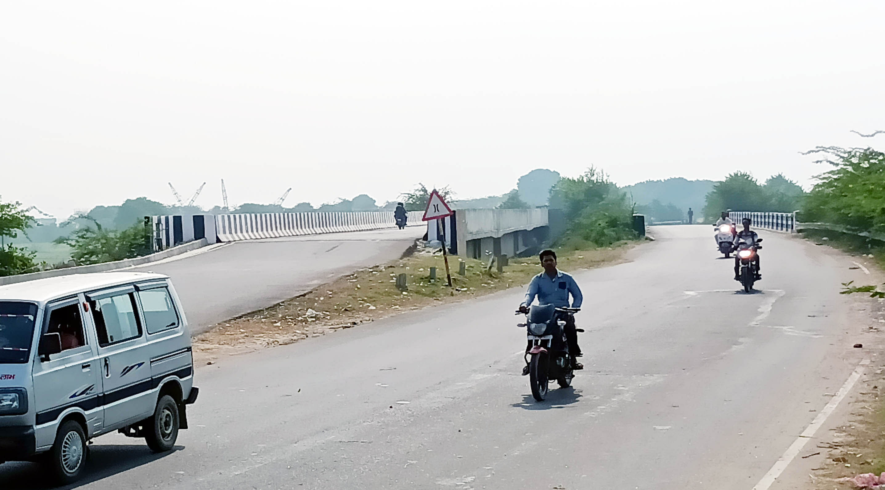 शहर के हमीरपुर कालपी फोरलेन हाईवे के रोहन नाले में बने पुल। संवाद