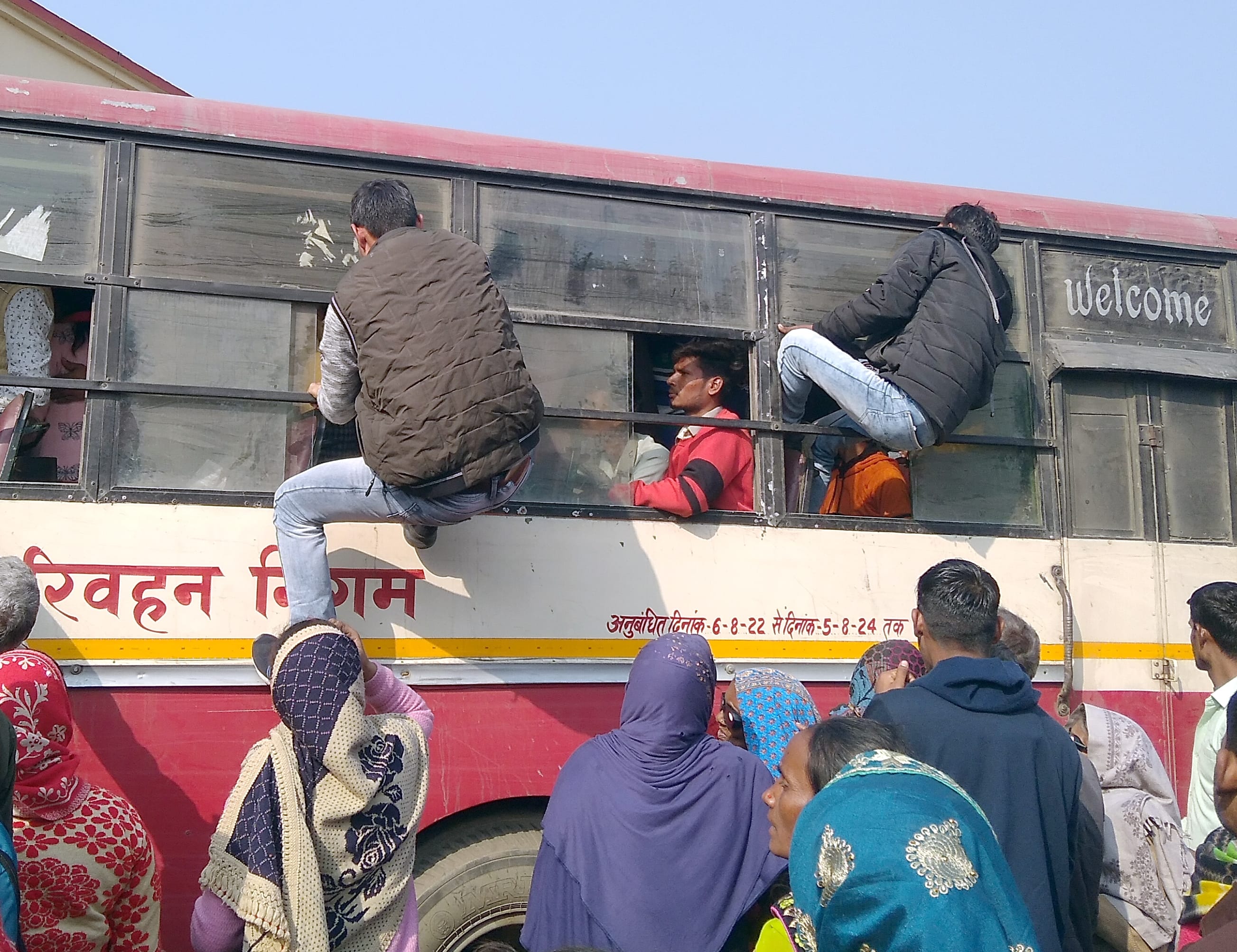 बिजनौर में उपचुनाव में रोडवेज बस जाने के कारण बस में सीट पाने के लिए खिड़कियों से चढ़ते यात्री। बिजनौर में उपचुनाव में रोडवेज बस जाने के कारण बस में सीट पाने के लिए खिड़कियों से चढ़ते यात्री।