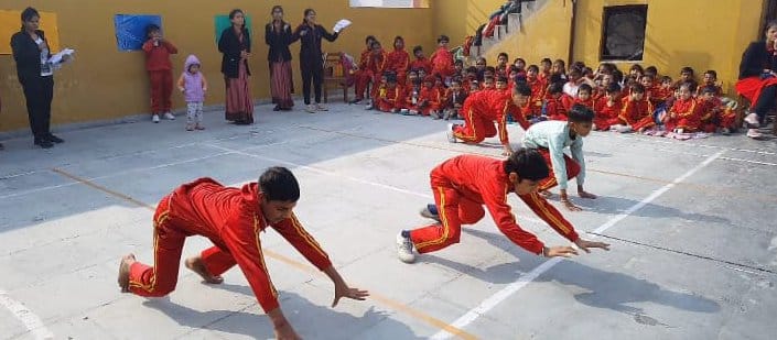 डीपीएस जूनियर स्कूल में दौड़ प्रतियोगिता में भाग लेते छात्र
