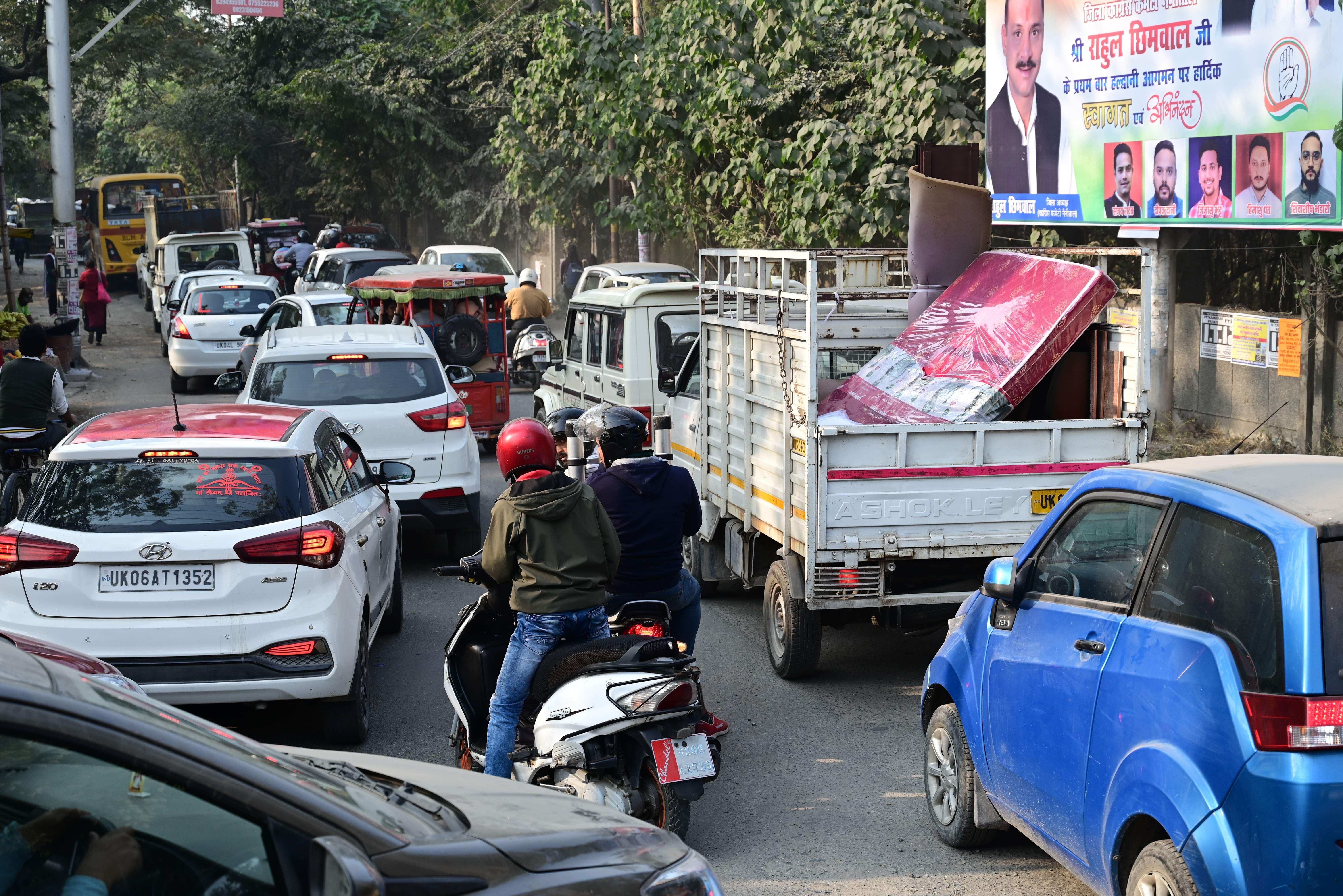 हल्द्वानी स्वामी राम कैंसर अस्पताल के सामने लगा लंबा जाम। अमर उजाला हल्द्वानी स्वामी राम कैंसर अस्पताल के सामने लगा लंबा जाम। अमर उजाला