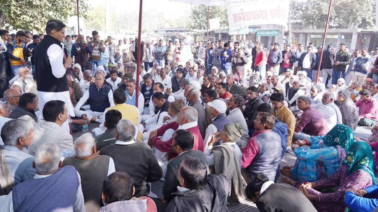 हिसार। धरने पर पहुंचे राज्यसभा सांसद दीपेंद्र हुड्डा।