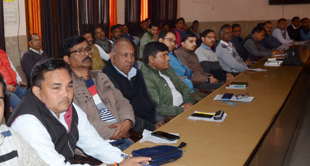 जिला पंचायत सभागार में प्रशिक्षण कार्यक्रम में मौजूद मतगणना कार्मिक। जिला पंचायत सभागार में प्रशिक्षण कार्यक्रम में मौजूद मतगणना कार्मिक।
