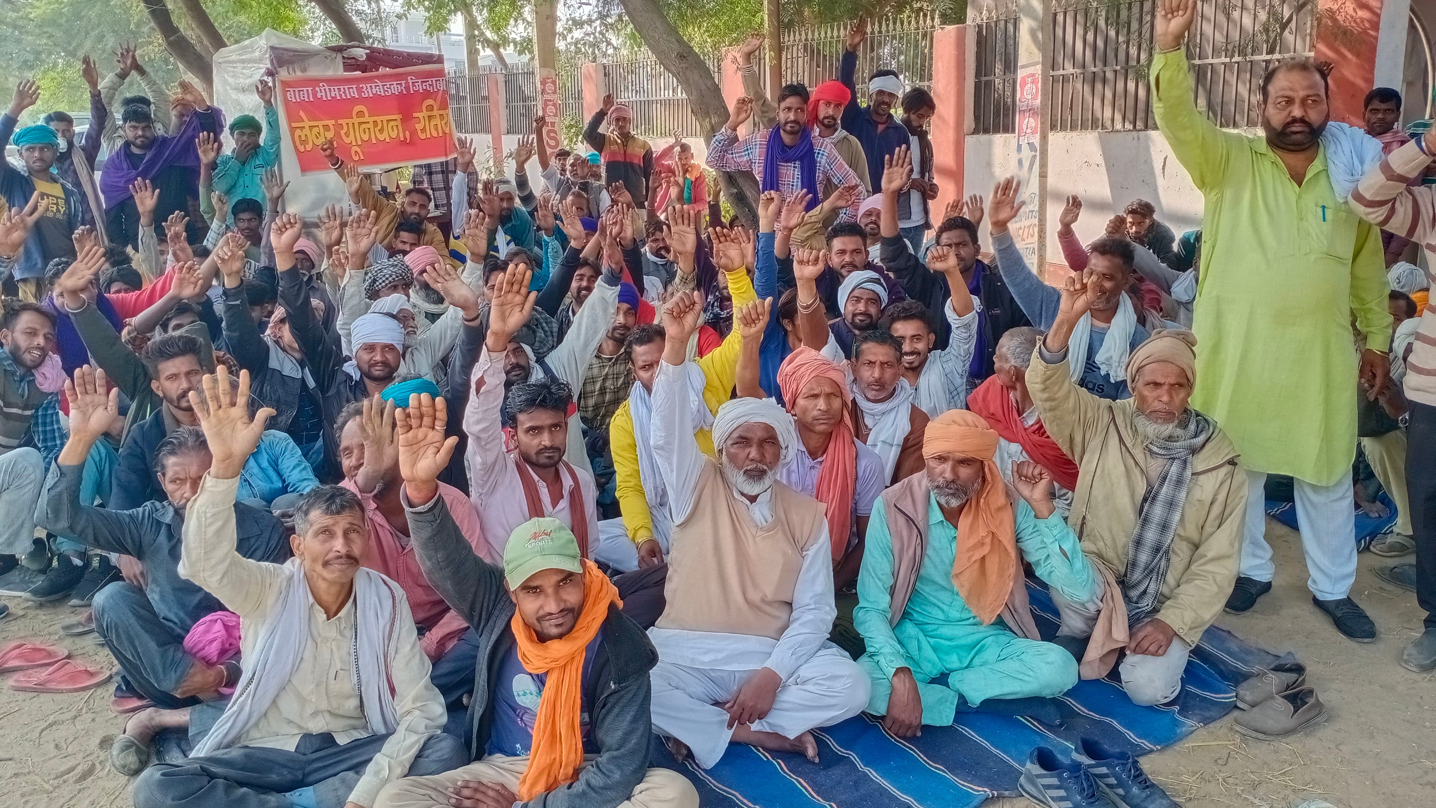 रतिया में धरना देते हुए मजदूर यूनियन के सदस्य। रतिया में धरना देते हुए मजदूर यूनियन के सदस्य।