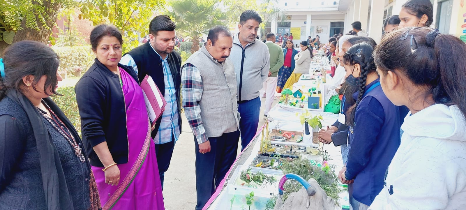 राजकीय कन्या इंटर कालेज में विज्ञान प्रदर्शनी का निरीक्षण करते मुख्य अतिथि व नोडल अधिकारी