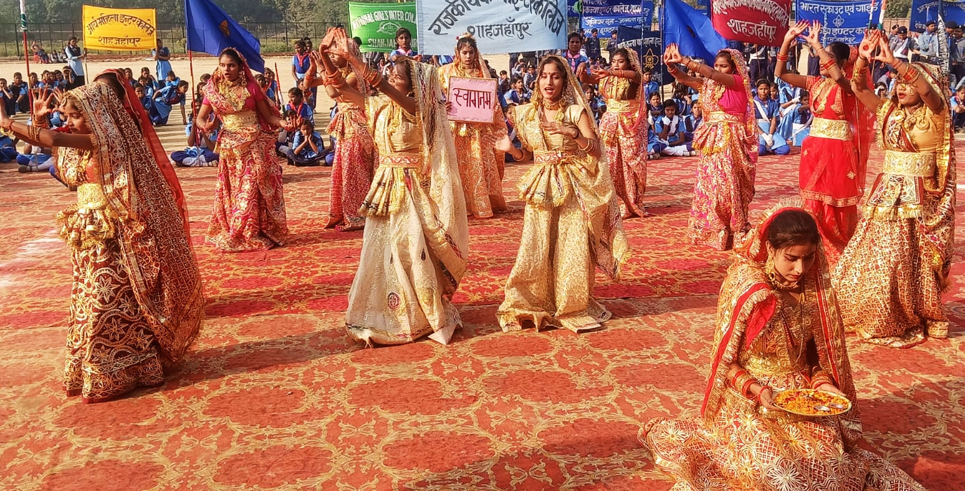 स्काउड गाइड रैली के उद्घाटन पर सांस्कृतिक कार्यक्रम प्रस्तुत करतीं छात्राएं । संवाद स्काउड गाइड रैली के उद्घाटन पर सांस्कृतिक कार्यक्रम प्रस्तुत करतीं छात्राएं । संवाद