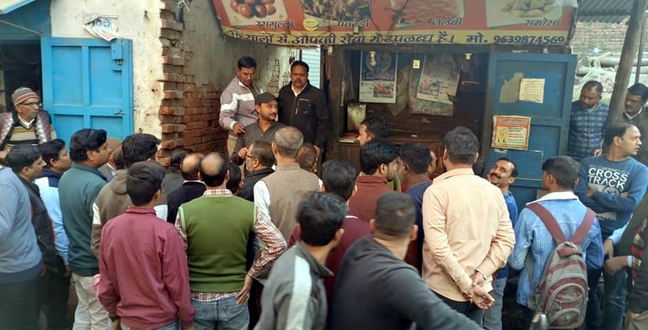 स्योहारा में जीएसटी की टीम पहुंचने पर एकत्र व्यापारी। स्योहारा में जीएसटी की टीम पहुंचने पर एकत्र व्यापारी।