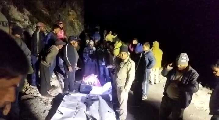 बागेश्वर के रमाड़ी में दुर्घटनास्थल पर जमा लोगों की भीड़। संवाद न्यूज एजेंसी
