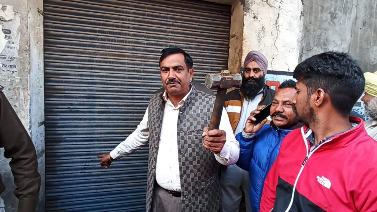हथौड़ा लेकर शटर का ताला तोड़ने के लिए तैयार भाकियू के प्रेस प्रवक्ता राकेश बैंस। संवाद हथौड़ा लेकर शटर का ताला तोड़ने के लिए तैयार भाकियू के प्रेस प्रवक्ता राकेश बैंस। संवाद