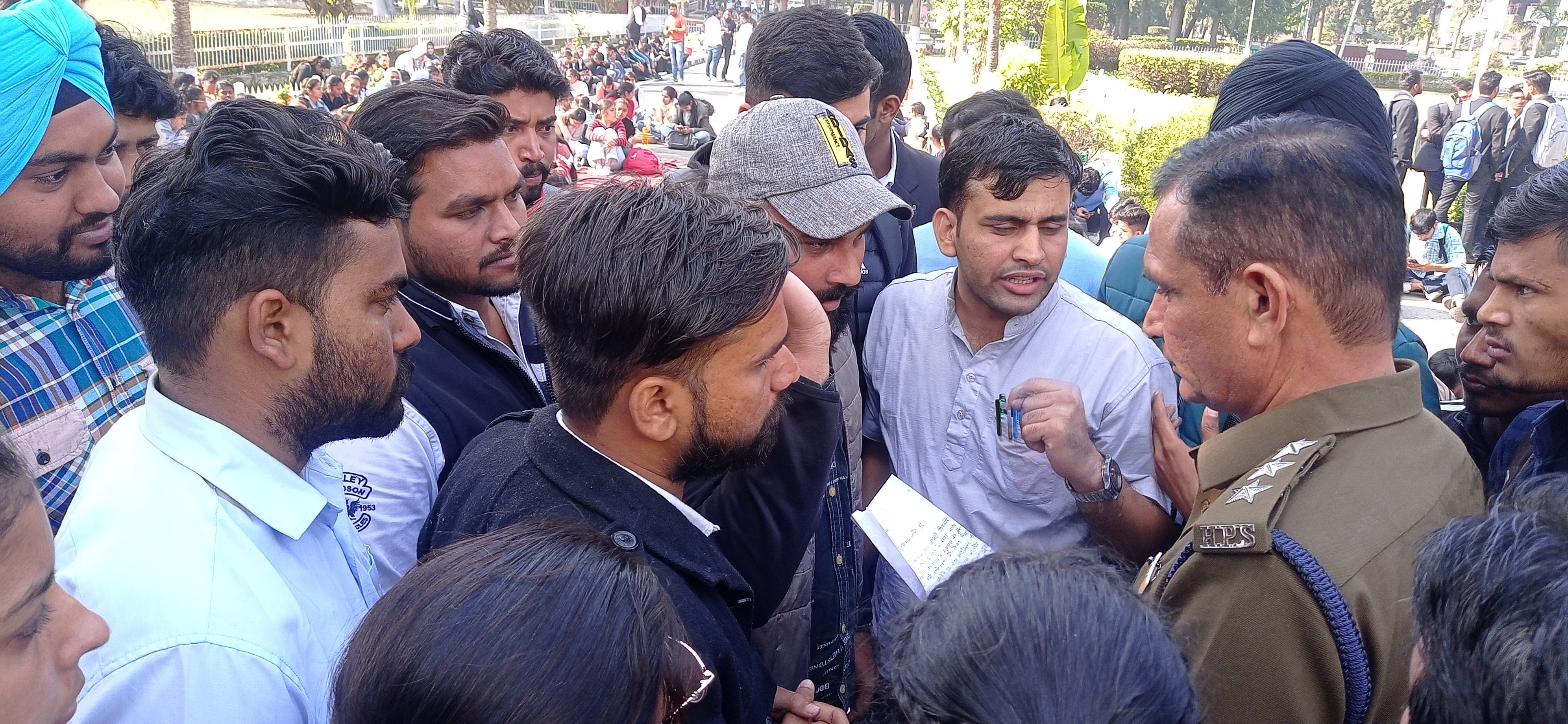 कुलपति कार्यालय के बाहर विद्यार्थियों से बातचीत करते डीएसपी। संवाद कुलपति कार्यालय के बाहर विद्यार्थियों से बातचीत करते डीएसपी। संवाद