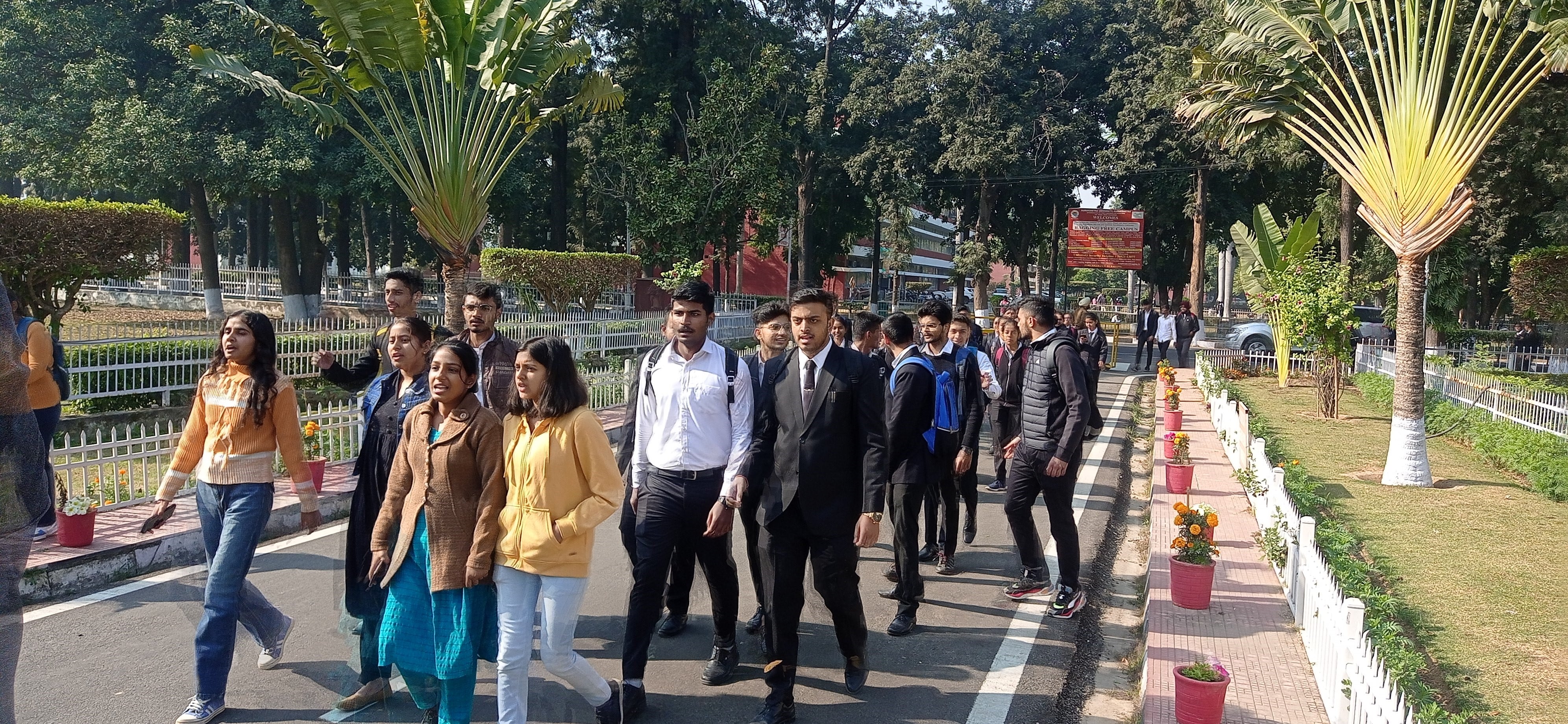 कुलपति कार्यालय पर धरने पर बैठने के लिए जाते विद्यार्थी। संवाद कुलपति कार्यालय पर धरने पर बैठने के लिए जाते विद्यार्थी। संवाद