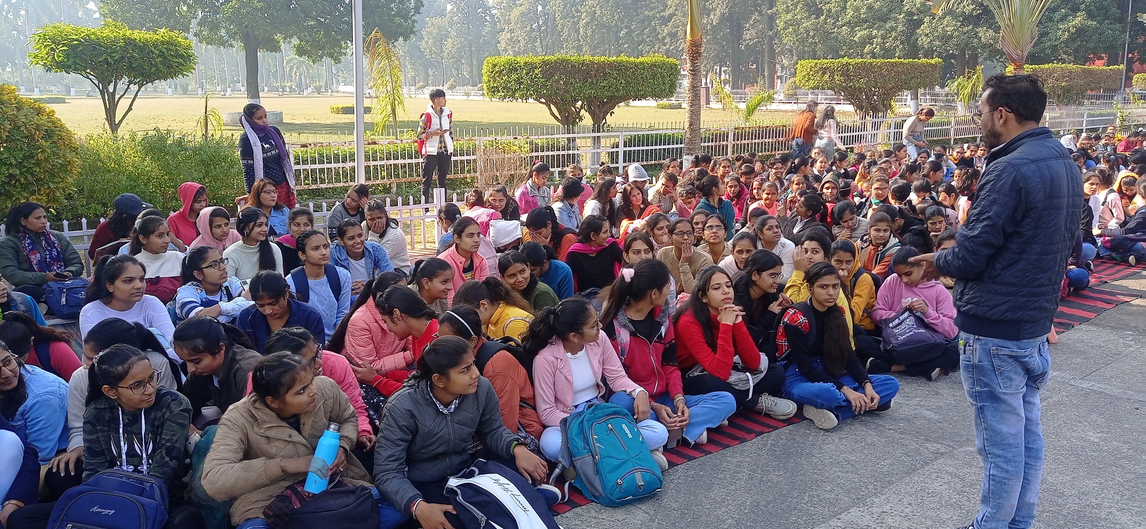केयू में कुलपति कार्यालय के बाहर धरना देती छात्राएं। केयू में कुलपति कार्यालय के बाहर धरना देती छात्राएं।