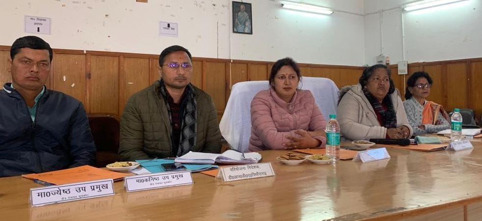 मूनाकोट विकासखंड सभागार में आयोजित बीडीसी बैठक में मौजूद ब्लाक प्रमुख और डीडीओ रमा गोस्वामी। सं मूनाकोट विकासखंड सभागार में आयोजित बीडीसी बैठक में मौजूद ब्लाक प्रमुख और डीडीओ रमा गोस्वामी। सं
