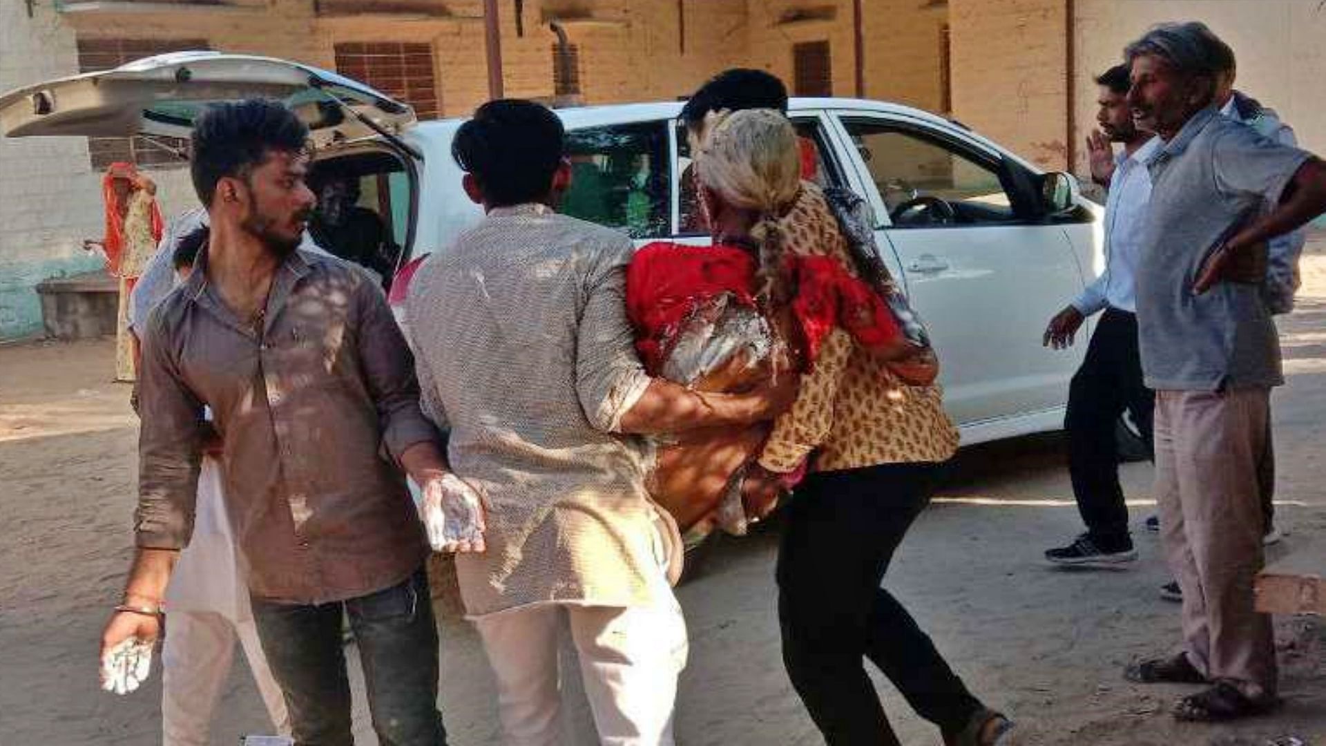 Cylinders Blast In Jodhpur 60 People Injured Death Of Two Year Old Child - Rajasthan: जोधपुर में बरात निकलने से पहले पांच सिलेंडर में ब्लास्ट, चार की मौत, दूल्हे समेत 60 लोग