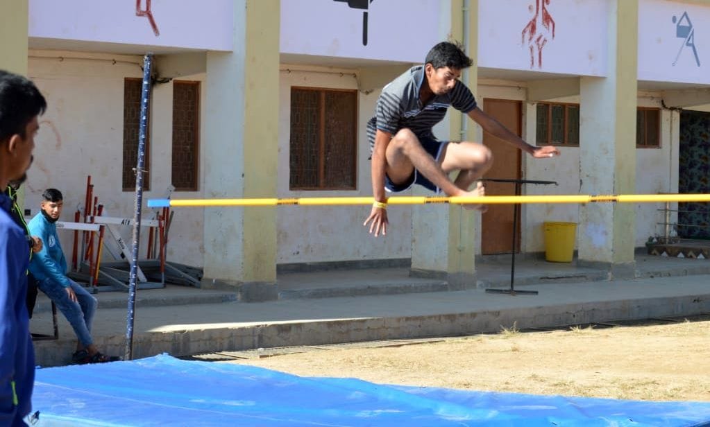 पिथौरागढ़ स्टेडियम में आयोजित जिला स्तरीय खेल महाकुंभ में ऊंची कूद लगाता प्रतिभागी। संवाद पिथौरागढ़ स्टेडियम में आयोजित जिला स्तरीय खेल महाकुंभ में ऊंची कूद लगाता प्रतिभागी। संवाद