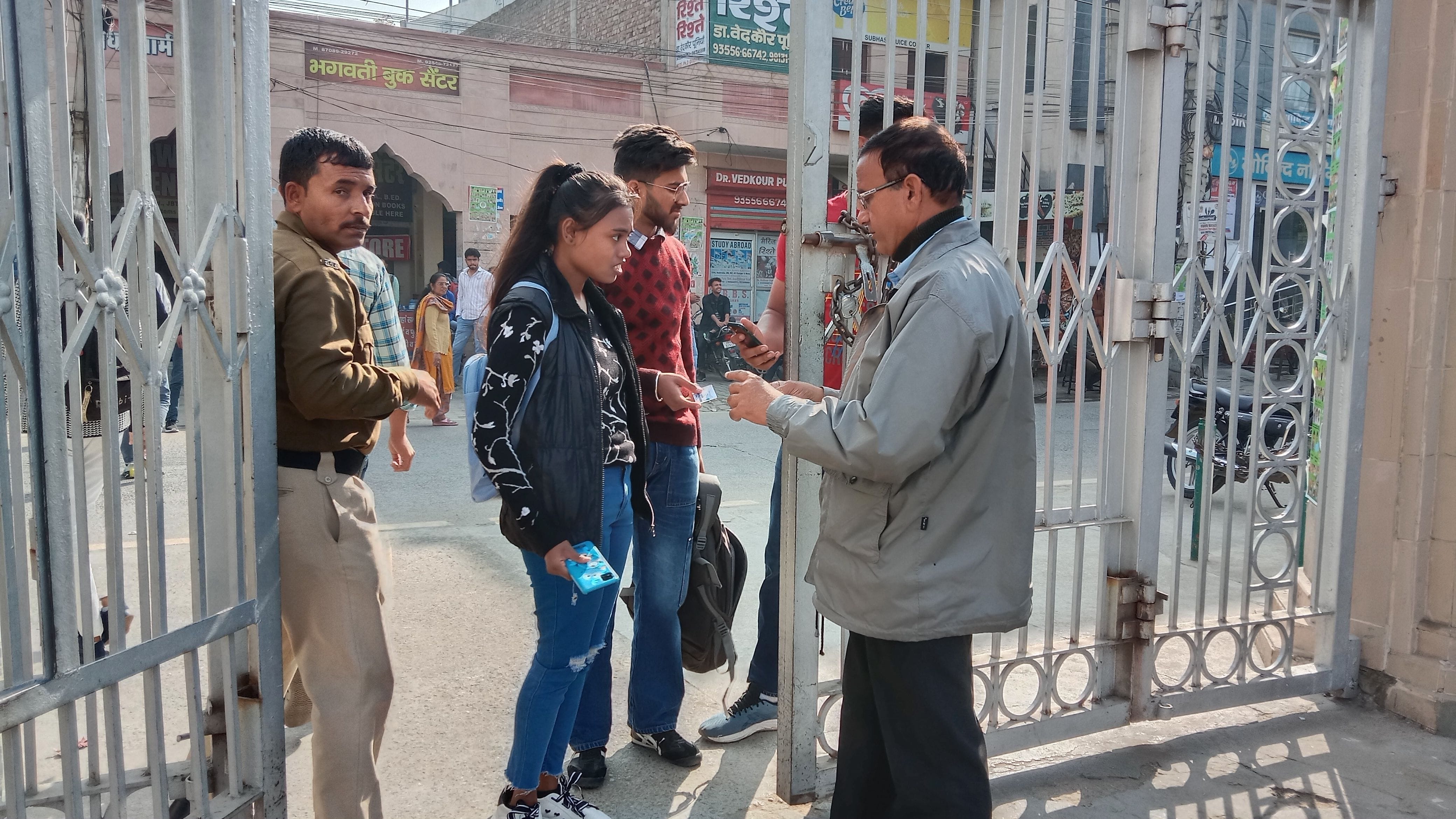 हिसार। जाट कॉलेज में विद्यार्थियों के आई कार्ड चेक करते सुरक्षा कर्मी व गेट पर तैनात होमगार्ड व प हिसार। जाट कॉलेज में विद्यार्थियों के आई कार्ड चेक करते सुरक्षा कर्मी व गेट पर तैनात होमगार्ड व प