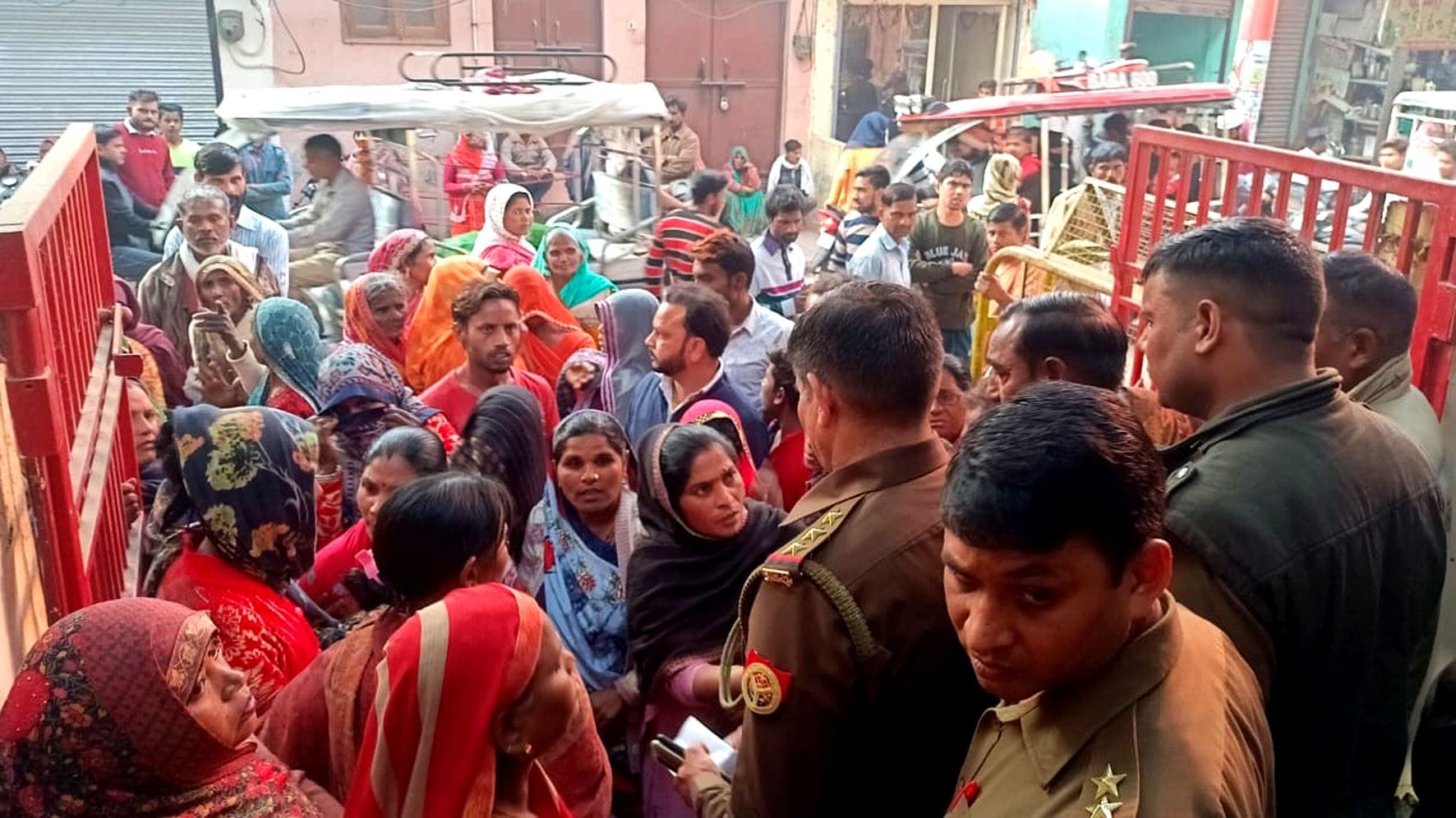 लक्ष्मन की मौत के बाद देहली गेट थाने में हंगामा करती महिलाओं को समझाते पुलिस कर्मी। संवाद