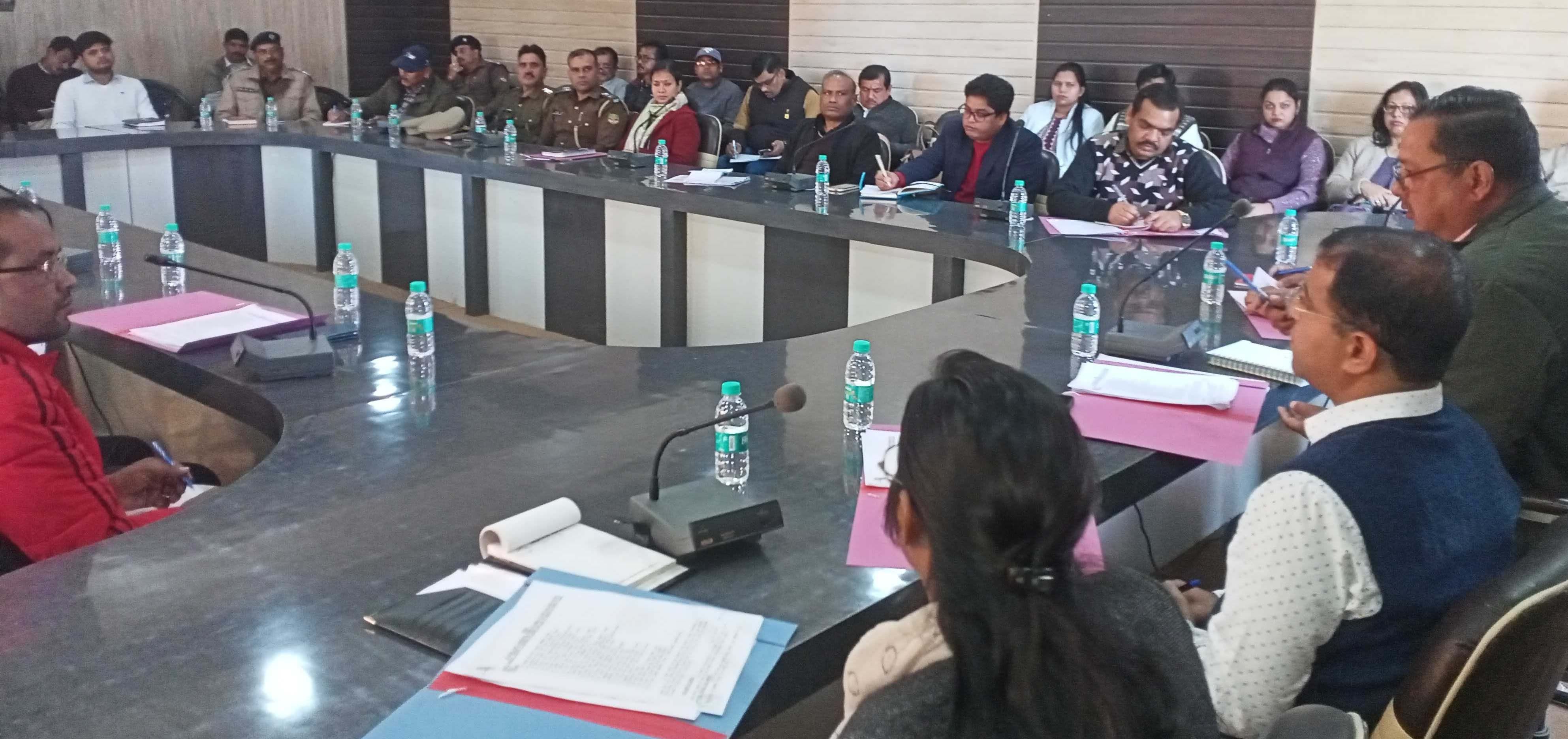 टनकपुर तहसील सभागार में पूर्णागिरि मेले की तैयारी बैठक लेते एडीएम हेमंत कुमार वर्मा। संवाद टनकपुर तहसील सभागार में पूर्णागिरि मेले की तैयारी बैठक लेते एडीएम हेमंत कुमार वर्मा। संवाद