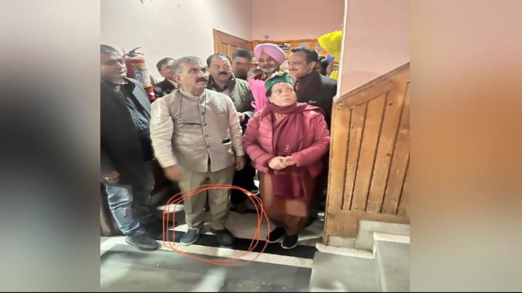 सुक्खू का  एक पैर का जूता खुला।