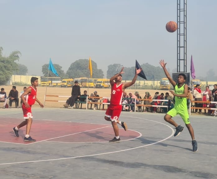 बॉस्केटबॉल प्रतियोगिता में बॉल को पकड़ने का प्रयास करते खिलाड़ी बॉस्केटबॉल प्रतियोगिता में बॉल को पकड़ने का प्रयास करते खिलाड़ी
