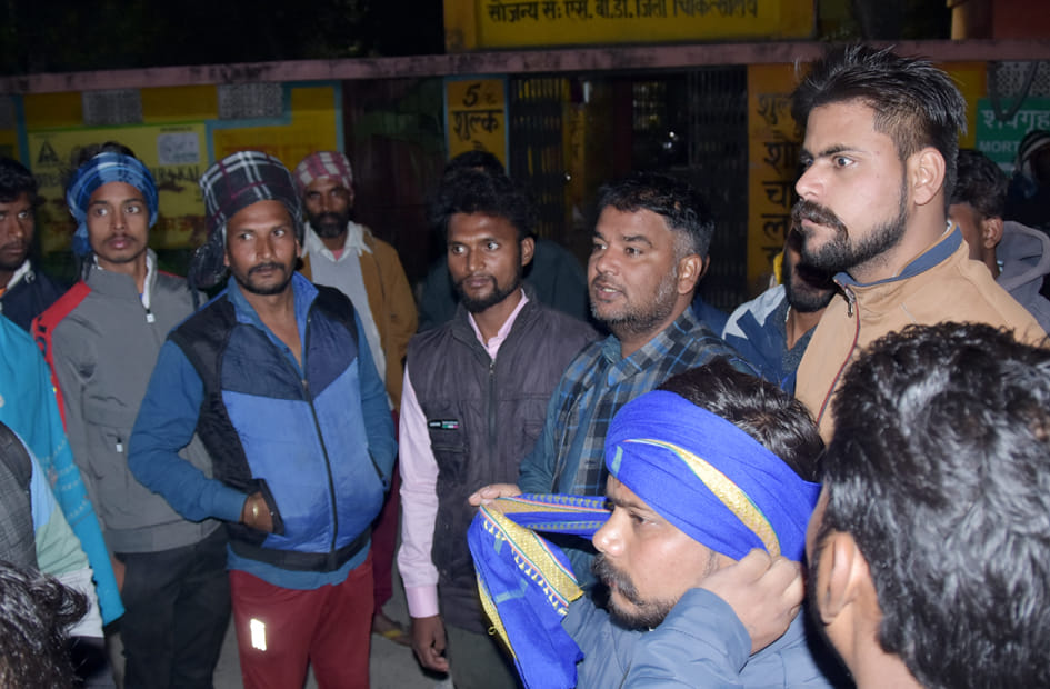 बंदी की मौत के बाद जिला अस्पताल पर हंगामा करते परिजन व भीम आर्मी के पदाधिकारी