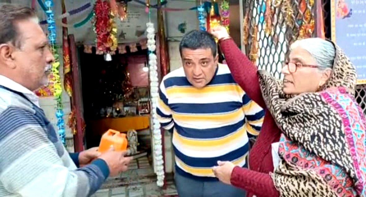 मैं गंगाजल लेकर कहती हूं कि,,,बागपत कोतवाली स्थित मंदिर में गंगाजल लेकर अपनी बात रखती महिला