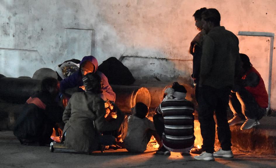 रेलवे रोड पर ठिठरती ठंड में कपड़े व पॉलिथिन जला ठंड से बचाव करते लोग रेलवे रोड पर ठिठरती ठंड में कपड़े व पॉलिथिन जला ठंड से बचाव करते लोग