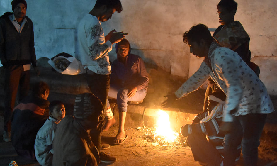रेलवे रोड पर ठिठरती ठंड में कपड़े व पॉलिथिन जला ठंड से बचाव करते लोग रेलवे रोड पर ठिठरती ठंड में कपड़े व पॉलिथिन जला ठंड से बचाव करते लोग
