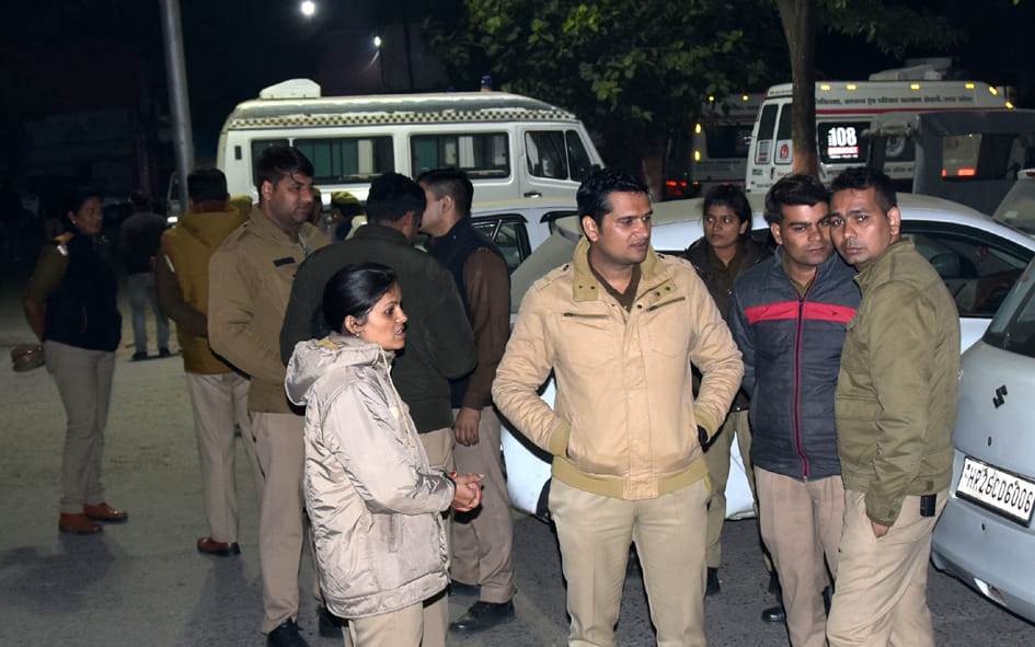 ंदी की मौत के बाद जिला अस्पताल पर तैनात पुलिस
