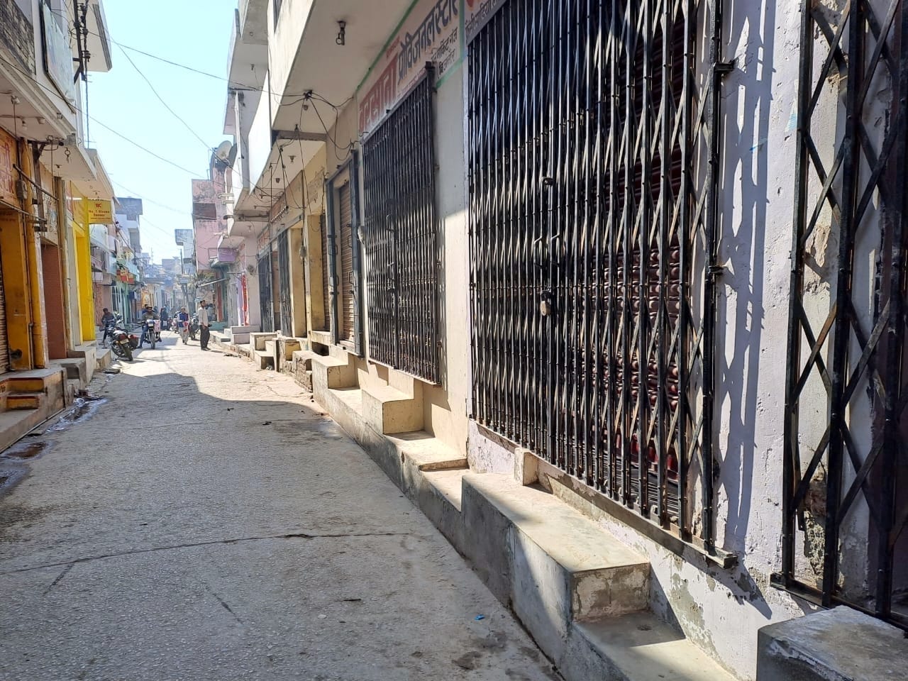 बिजनौर के दारागनर गंज में जीएसटी अधिकारियों की अफवाह पर बंद किया गया बाजार। बिजनौर के दारागनर गंज में जीएसटी अधिकारियों की अफवाह पर बंद किया गया बाजार।